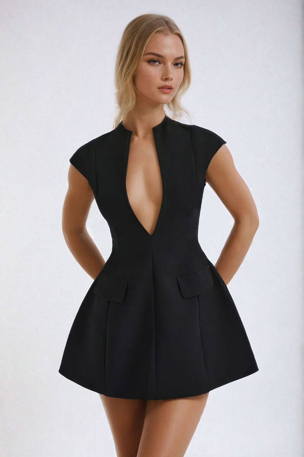Mini sukienka z głębokim dekoltem i bąbelkową spódnicą - czarna
