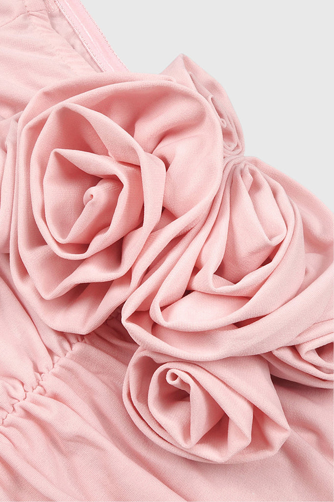 Kjole med rynker og påsatte blomster - pink