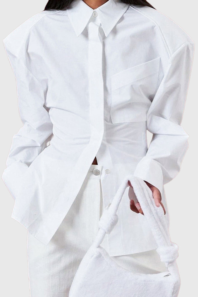 Skjorte med oversized skuldre og åben ryg - hvid