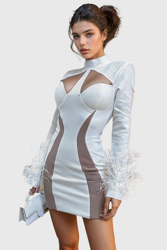 Krótka sukienka z piórami na rękawach - biała
