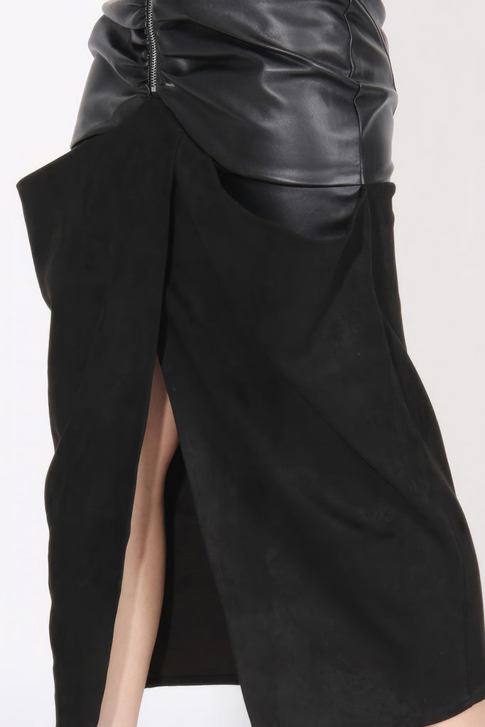 Midi-nederdel med flæser og læderdetaljer - sort