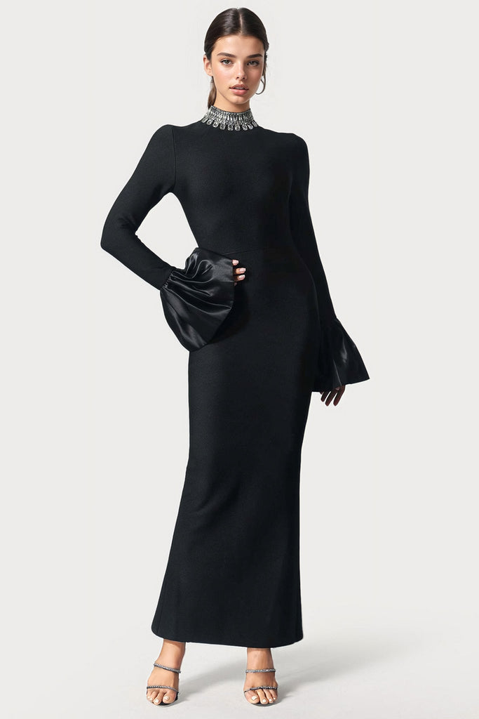 Sukienka maxi z rozkloszowanymi mankietami i rozcięciem - czarna