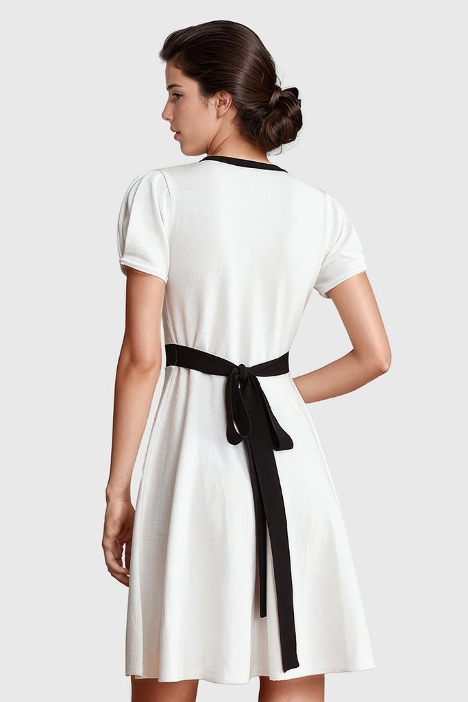 Kontrastreiches Kleid mit kurzen Ärmeln - Weiß