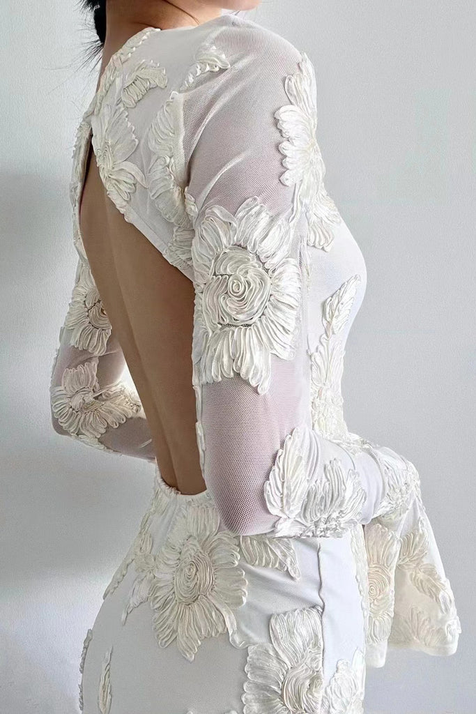Sukienka mini z odkrytymi plecami i kwiatami - jasny beż