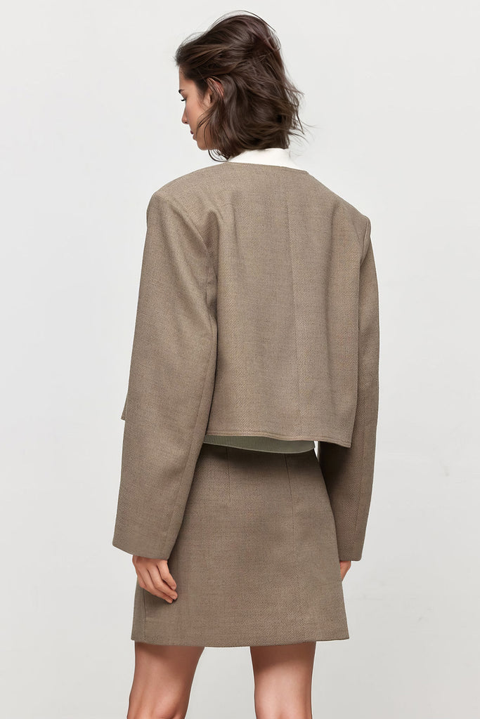 Minimalistyczna krótka kurtka - brązowa