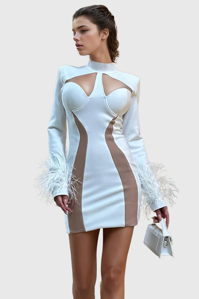 Kurzes Kleid mit Federn an den Ärmeln - Weiß
