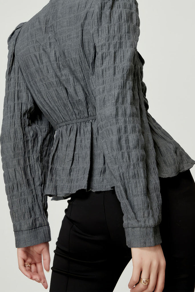 Tekstureret skjorte med rynket talje - grå