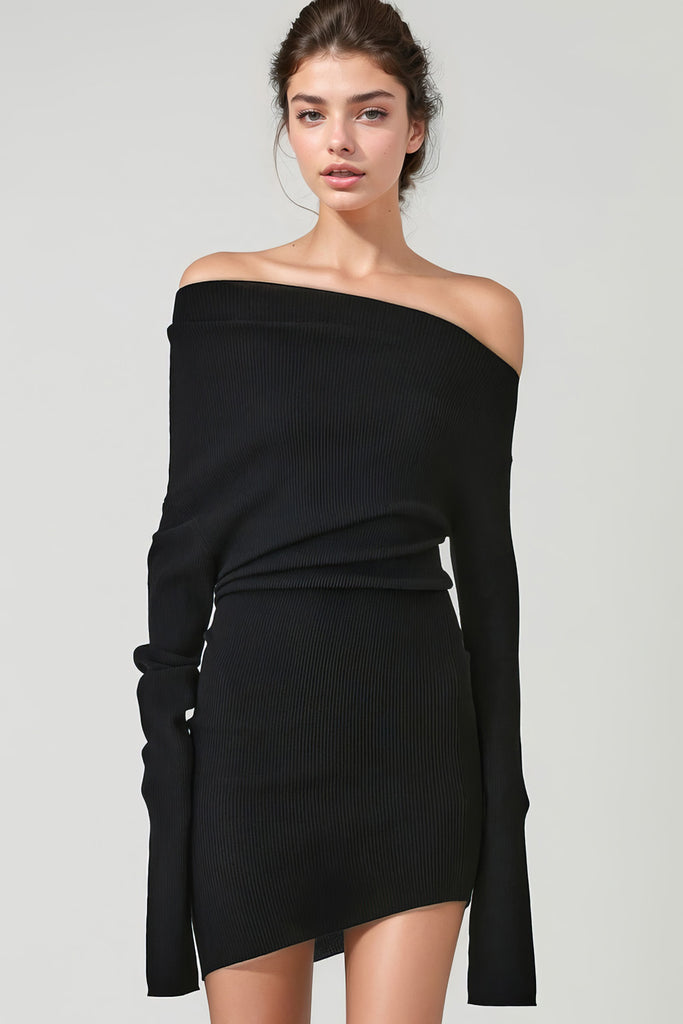 Mini sukienka z bardzo długimi rękawami - czarna
