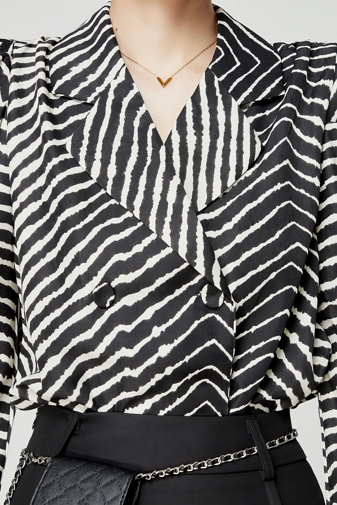 Mønstret skjorte med oversized skuldre - sort og hvid