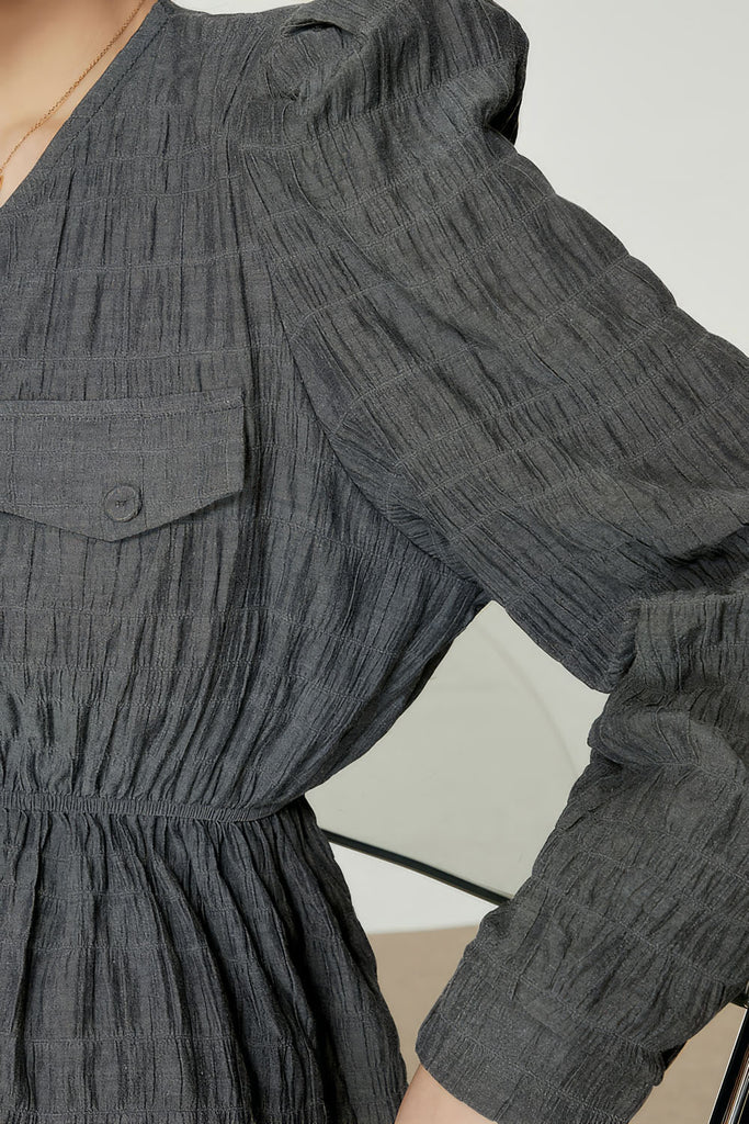 Tekstureret skjorte med rynket talje - grå