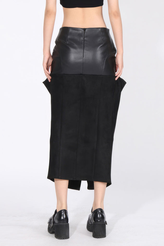 Midi-nederdel med flæser og læderdetaljer - sort