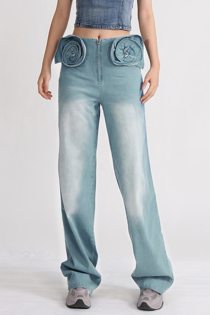 Jeans mit hoher Taille und aufgesetzten Blumen - Blau