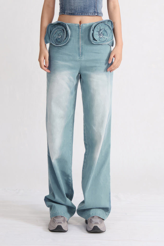 Jeans mit hoher Taille und aufgesetzten Blumen - Blau