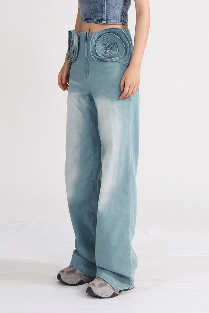 Jeans mit hoher Taille und aufgesetzten Blumen - Blau