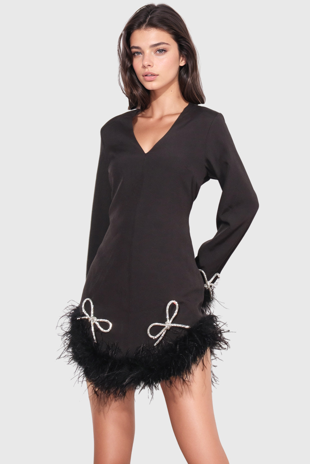 Mini Vestido con Cuello en V y Dobladillo de Plumas - Negro
