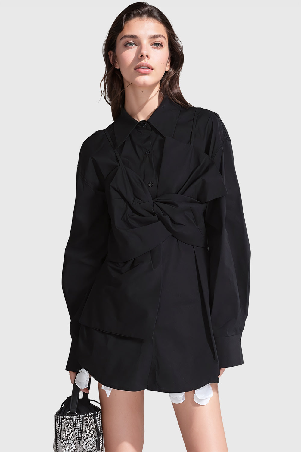 Sukienka koszulowa z długim rękawem i detalami z przodu - czarna